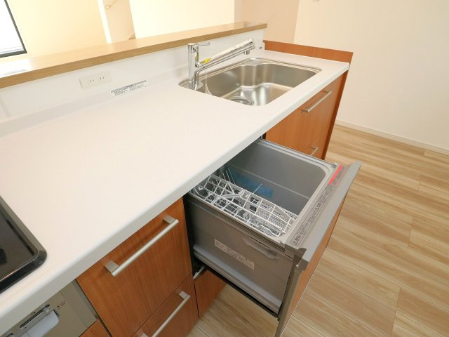 ♪弊社売主仲介手数料無料　新築戸建　2号棟（川崎区池上新町2丁目）全3棟のキッチン|時間短縮に食器洗浄乾燥機付き