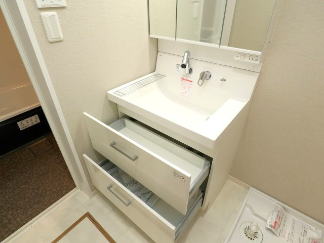 ♪弊社売主仲介手数料無料　新築戸建　2号棟（川崎区池上新町2丁目）全3棟の独立洗面台|中のものが見やすく取り出しやすいスライド式収納