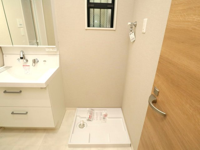 ♪弊社売主仲介手数料無料　新築戸建　2号棟（川崎区池上新町2丁目）全3棟のランドリースペース|室内洗濯機置き場　窓もあるので換気も安心です