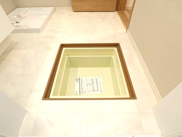 ♪弊社売主仲介手数料無料　新築戸建　2号棟（川崎区池上新町2丁目）全3棟の収納|脱衣所　床下収納