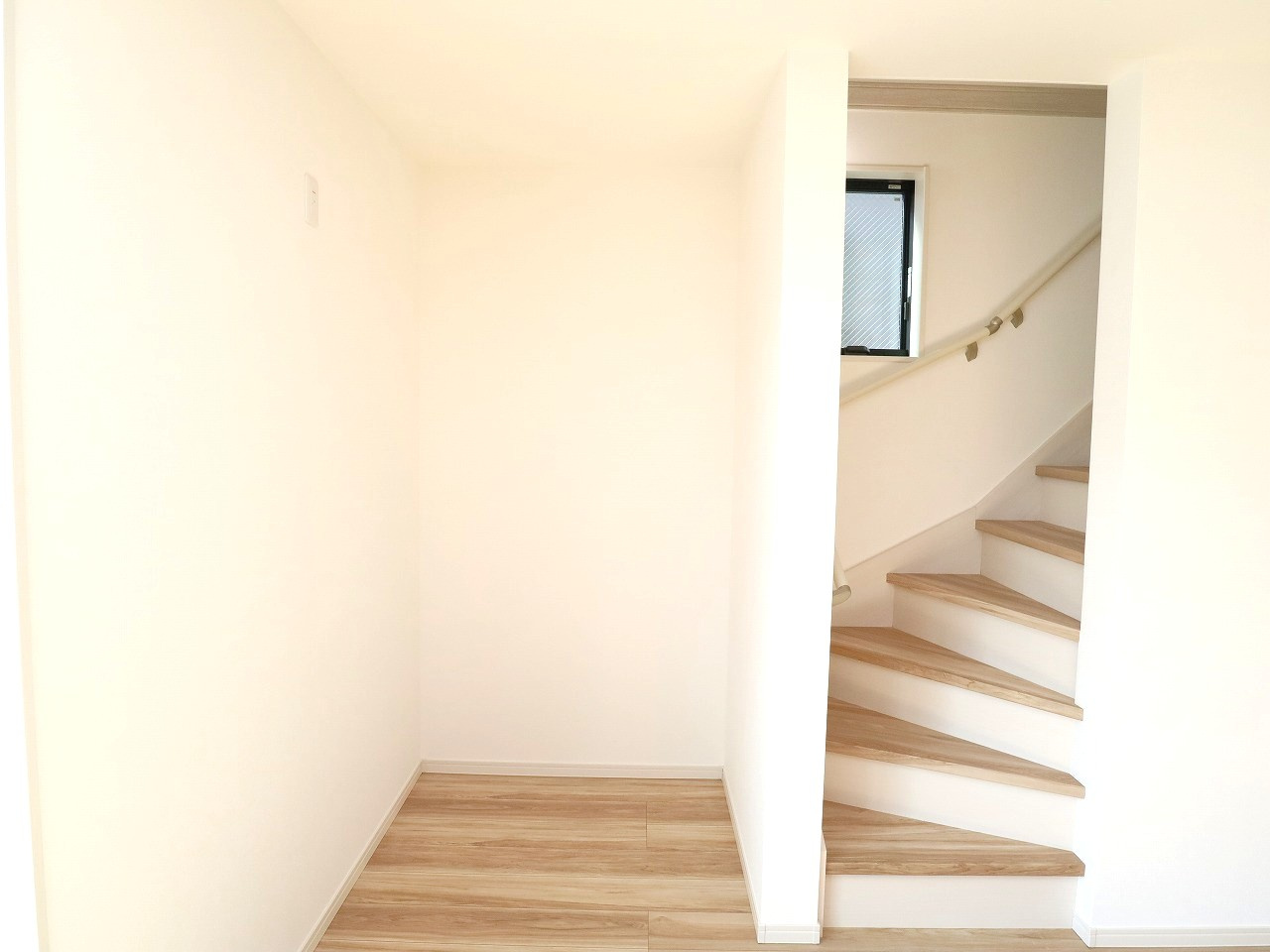 ♪弊社売主仲介手数料無料　新築戸建　2号棟（川崎区池上新町2丁目）全3棟の居間・リビング|リビング階段横　リビング学習などにちょうど良いスペースです