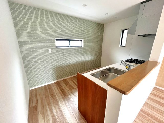 ♪弊社売主仲介手数料無料　新築戸建　2号棟（川崎区池上新町2丁目）全3棟のキッチン|キッチンスペースは十分な広さで冷蔵庫や食器棚などもスッキリ置けます