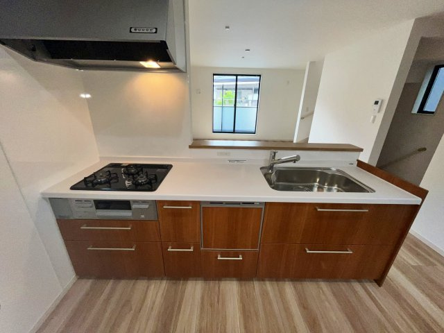 ♪弊社売主仲介手数料無料　新築戸建　2号棟（川崎区池上新町2丁目）全3棟のキッチン|対面式キッチンでお料理中も家族との会話を楽しめます。　また、食洗器付きなので面倒な片付けの時間も短縮されます