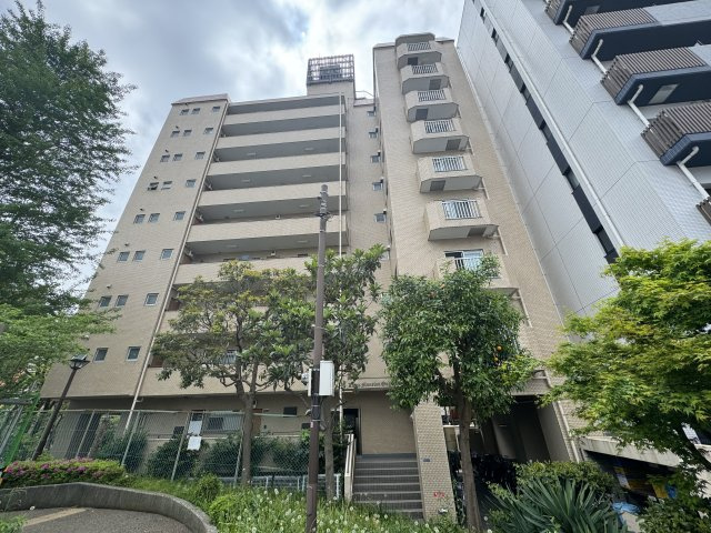 ライオンズマンション扇橋の外観|横十間川親水公園沿いの自然豊かな住環境に佇むマンションです♪
