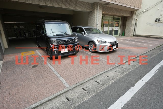グランコート天神【キャッシュバック対象物件】の駐車場|駐車場に車を止められます