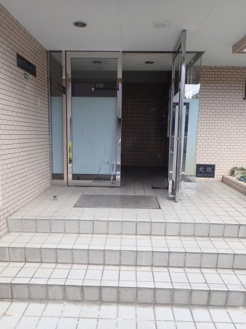 中川ハイツのエントランス