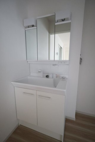 《仲介手数料無料》蓮田市桜台２丁目15-3(全1戸)新築一戸建てリガーレの独立洗面台|撮影日 2025年9月18日 15:10 雨