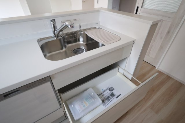 《仲介手数料無料》蓮田市桜台２丁目15-3(全1戸)新築一戸建てリガーレのキッチン|撮影日 2025年9月18日 15:10 雨