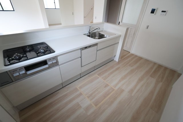 《仲介手数料無料》蓮田市桜台２丁目15-3(全1戸)新築一戸建てリガーレのキッチン|撮影日 2025年9月18日 15:10 雨