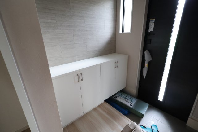 《仲介手数料無料》蓮田市桜台２丁目15-3(全1戸)新築一戸建てリガーレの玄関|撮影日 2025年9月18日 15:10 雨