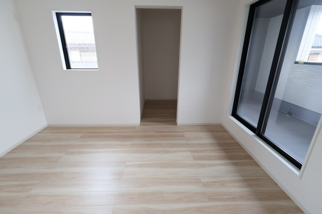 《仲介手数料無料》蓮田市桜台２丁目15-3(全1戸)新築一戸建てリガーレの洋室|撮影日 2025年9月18日 15:10 雨