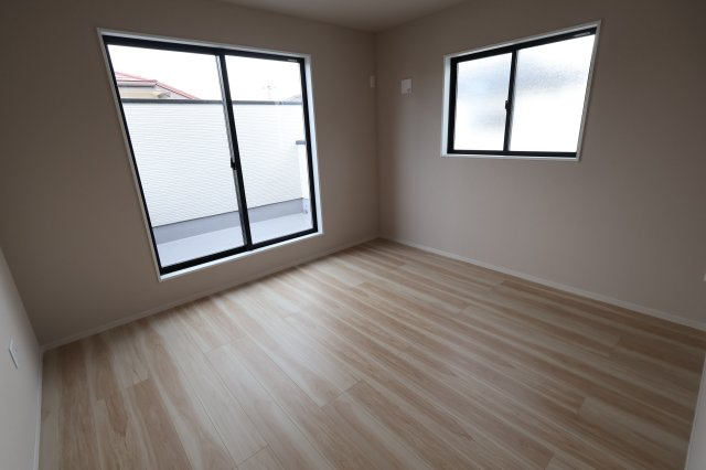 《仲介手数料無料》蓮田市桜台２丁目15-3(全1戸)新築一戸建てリガーレの洋室|撮影日 2025年9月18日 15:10 雨