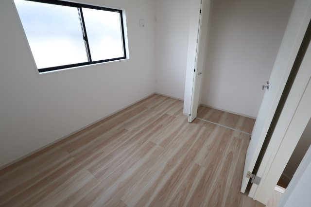 《仲介手数料無料》蓮田市桜台２丁目15-3(全1戸)新築一戸建てリガーレの洋室|撮影日 2025年9月18日 15:10 雨