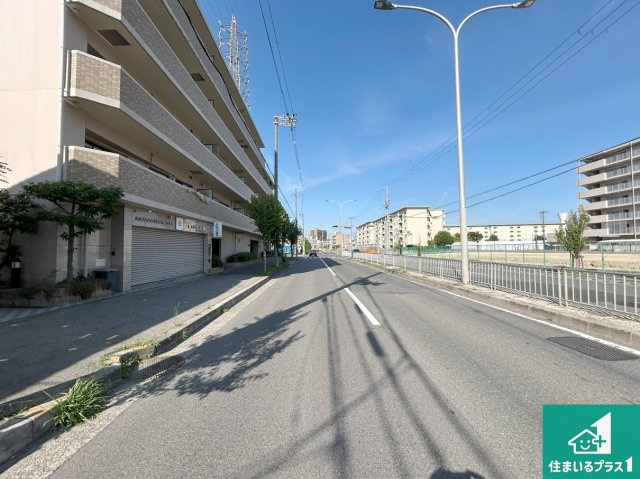 クラウンセゾン深井のその他|周辺は閑静な住宅街！前面道路広々で車の出し入れも便利です。駐車が苦手な方でも安心して車庫入れできます！