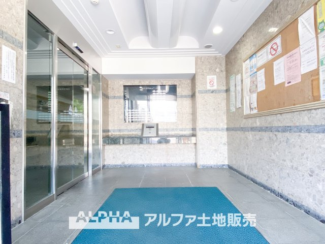 ライオンズマンション豊田旭が丘のエントランス|住まう方を迎えるエントランスは、清潔感と落ち着きある空間に。安心感のある日常がここから始まります。