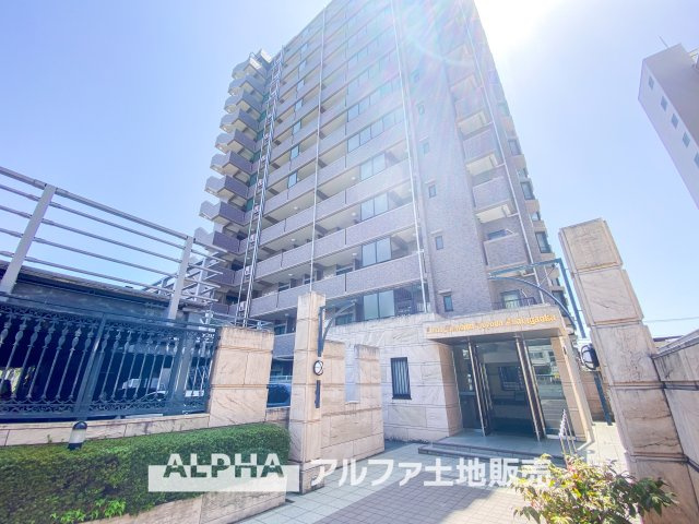 ライオンズマンション豊田旭が丘の外観|清潔感あるエントランスと整えられた外構が印象的。駅からの道のりにも安心感があり、訪れる人にも好印象を与えてくれます。