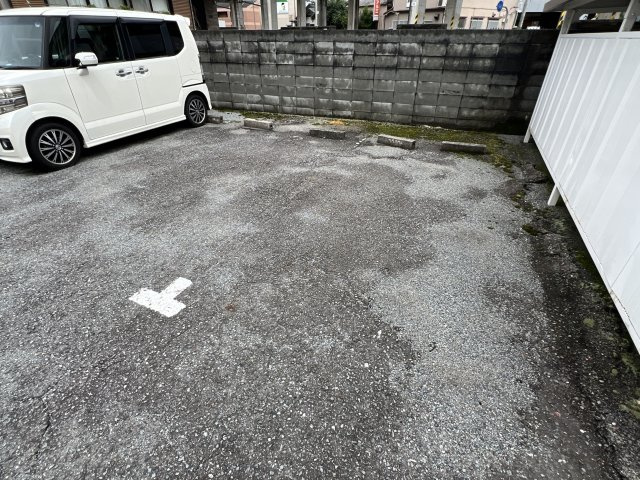 アーバン保城の駐車場