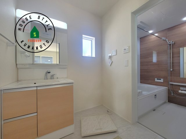 菊池市泗水町吉富第2-4棟（3号棟）の脱衣所|ゆとりの洗面スペースで朝の身支度もスムーズに。暮らしを快適に変えるシャワー付洗面台です！