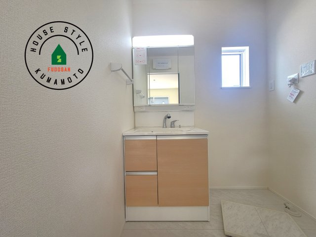 菊池市泗水町吉富第2-4棟（3号棟）の独立洗面台|毎日使うものだから清潔な空間を保ちたい水回り。洗面にはそんな願いを解消させてくれる収納アイデアが満載です。三面鏡の裏側にはキャビネットが現れ小物から背の高い物まで収納できます。