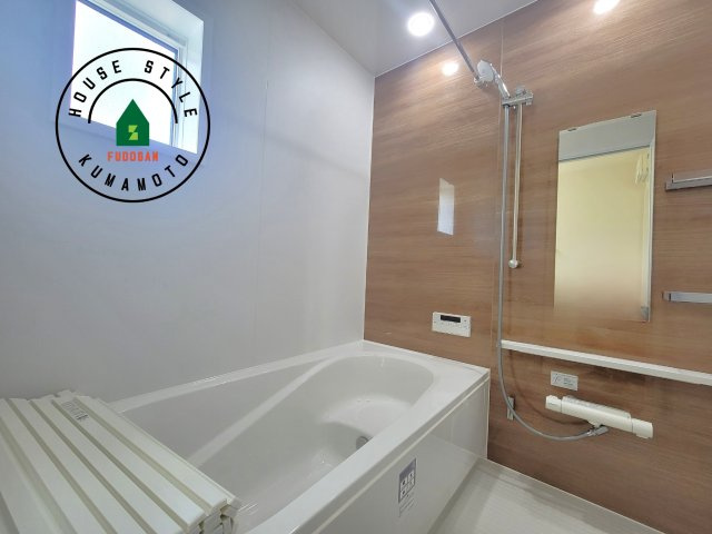菊池市泗水町吉富第2-4棟（3号棟）の浴室|1日の疲れを癒してくれる広々バスルーム。雨の日のお洗濯にも大活躍な浴室乾燥機付です！