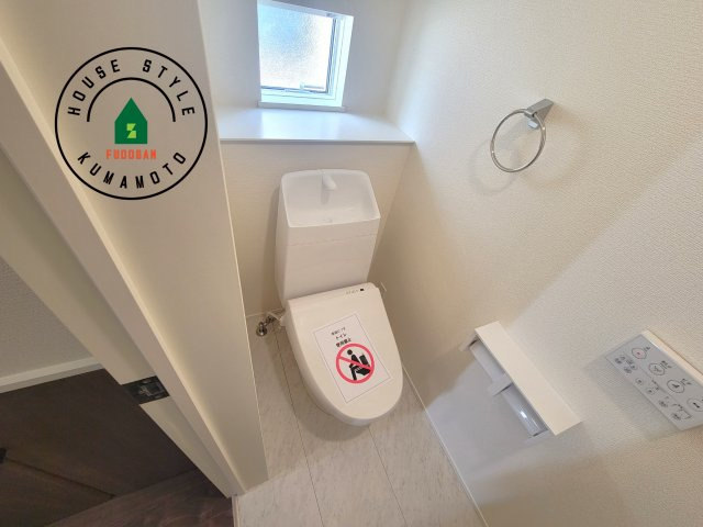 菊池市泗水町吉富第2-4棟（3号棟）のトイレ|温水洗浄便座を完備しております。2ヶ所にトイレがあるのは朝の慌ただしい時間も安心です。