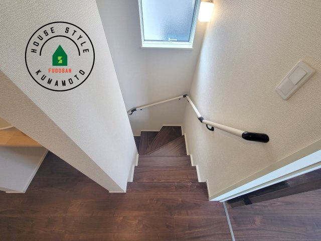 菊池市泗水町吉富第2-4棟（3号棟）の内装|＜手すり付階段＞手すりがないと階段の昇り降りで危険なことはもちろん、壁に手をつきながら歩くことで壁紙が汚れやすくなります。すべての方に快適に昇り降りしていただくため、手すりを設置しました。