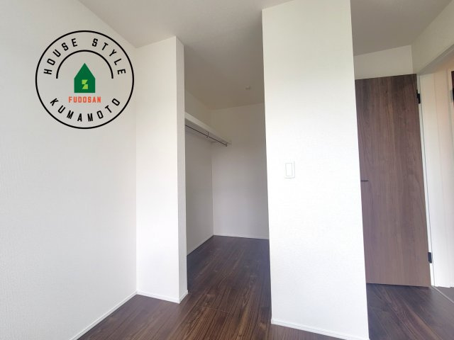 菊池市泗水町吉富第2-4棟（3号棟）の収納|洋服や大きな荷物が多い方や人数の多いご家族などは、一般的なクローゼットよりもウォークインクローゼットのほうが使い勝手が良いです。