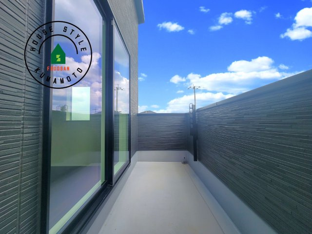 菊池市泗水町吉富第2-4棟（3号棟）のバルコニー|風をしっかりと感じられるバルコニーでは、毎日が洗濯日和です。広々としているので洗濯も楽しくなるでしょうし、気分転換にバルコニーからの眺めを楽しむのもいいでしょう。