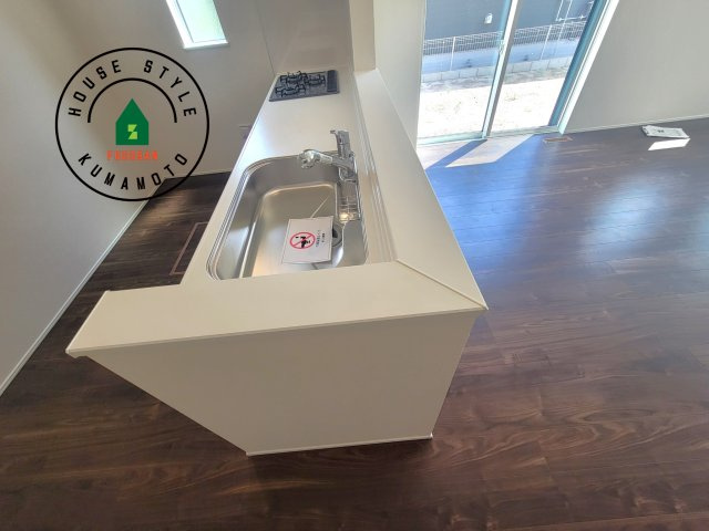 菊池市泗水町吉富第2-4棟（3号棟）のダイニング|キッチンから立ち込める香りが今日の料理を期待させます。