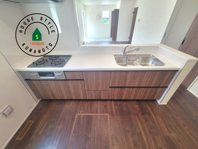菊池市泗水町吉富第2-4棟（3号棟）のキッチン|ご家族を近くに感じられる対面キッチンのLDK。会話もはずみそうですね。