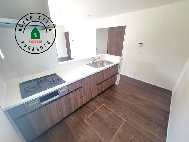 菊池市泗水町吉富第2-4棟（3号棟）のキッチン|ダイニングテーブルへの配膳がラクラク、お料理はかどるカウンター付きシステムキッチン！