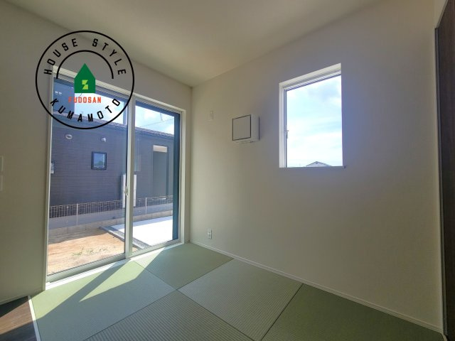 菊池市泗水町吉富第2-4棟（3号棟）の和室|和室を上手に活用すると暮らし方の幅が広がります。例えば普段は開け放して、子供の小さいうちはお昼寝や遊びのスペースに。畳はソフトなので転んでもケガをしにくく安心です