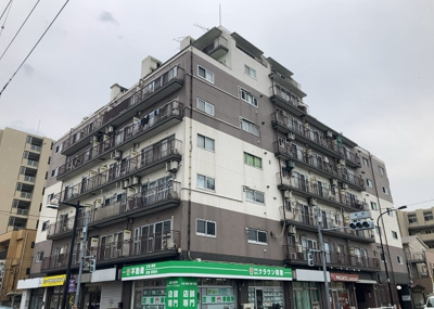【外観】 | 東海町田マンション | 家を建てる場合、方位は要チェックです。現実的に日当たりのよい家ならばリビングは南側、建築基準法でも北側に当たる家への配慮は求められています。土地を見学に行く際は、方位磁針を持って行くようにしましょう。