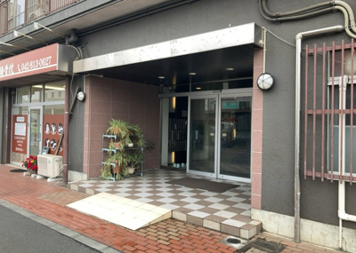 【外観】 | 東海町田マンション | 隣家の土地はどうなっているのか、生活利便施設が近くにあるのか、学校まで近いかなど、お客様のライフスタイルにあわせたイメージが重要です。また、近くにあると困る施設が近くにないかも確認するといいでしょう。