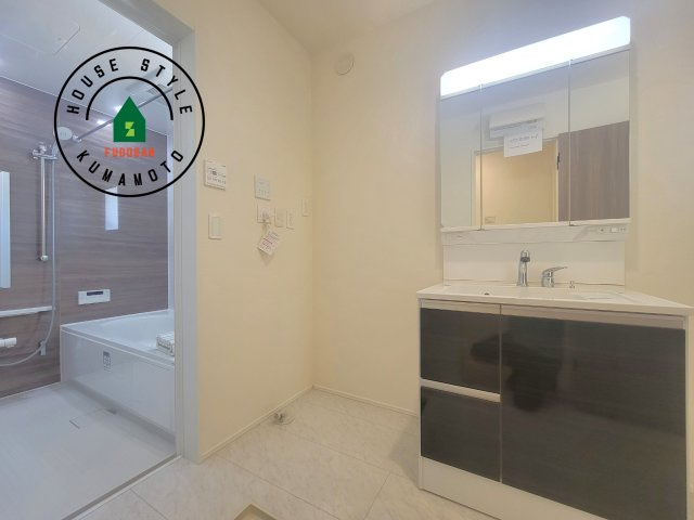 菊池市泗水町吉富第2-4棟（4号棟）の脱衣所|ゆとりの洗面スペースで朝の身支度もスムーズに。暮らしを快適に変えるシャワー付洗面台です！