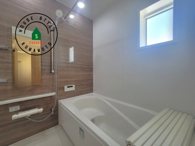 菊池市泗水町吉富第2-4棟（4号棟）の浴室|1日の疲れを癒してくれる広々バスルーム。雨の日のお洗濯にも大活躍な浴室乾燥機付です！