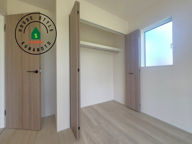 菊池市泗水町吉富第2-4棟（4号棟）の収納|洋服や大きな荷物が多い方や人数の多いご家族などは、一般的なクローゼットよりもウォークインクローゼットのほうが使い勝手が良いです。