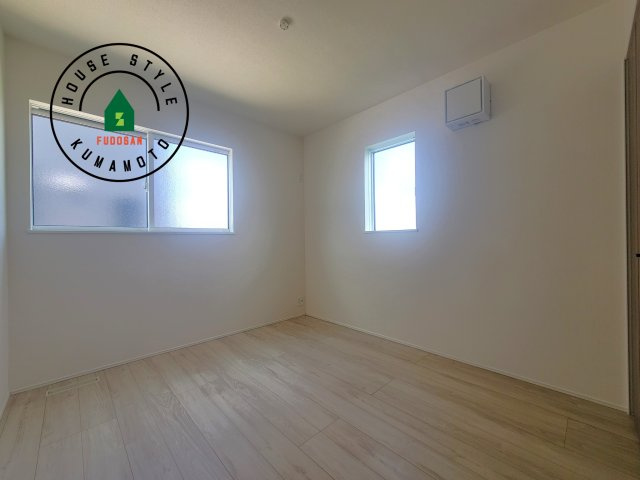 菊池市泗水町吉富第2-4棟（4号棟）の洋室|採光良好な洋室は全居室、複層ガラスの遮熱効果と断熱効果で、一年中快適に過ごせます。