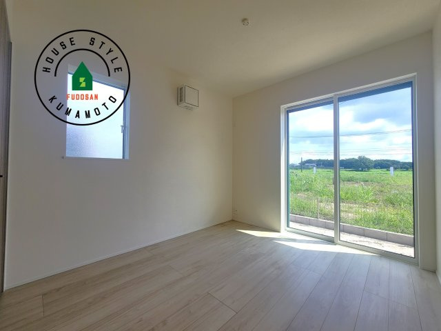 菊池市泗水町吉富第2-4棟（4号棟）の子供部屋|採光良好な洋室は全居室、複層ガラスの遮熱効果と断熱効果で、一年中快適に過ごせます。