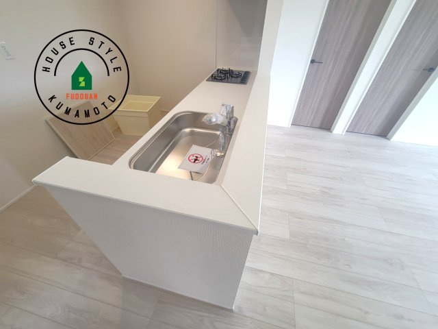 菊池市泗水町吉富第2-4棟（4号棟）のダイニング|キッチンから立ち込める香りが今日の料理を期待させます。