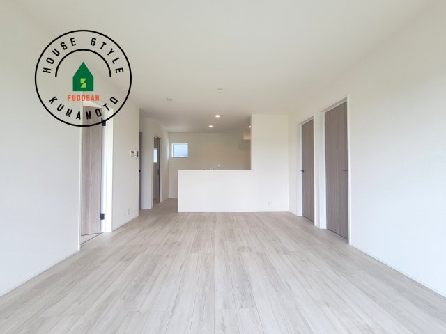 菊池市泗水町吉富第2-4棟（4号棟）の居間・リビング|多くの時間を過すことになるリビングだからこそ、いつも穏やかな空間・解放感が味わえ毎日が充実します。