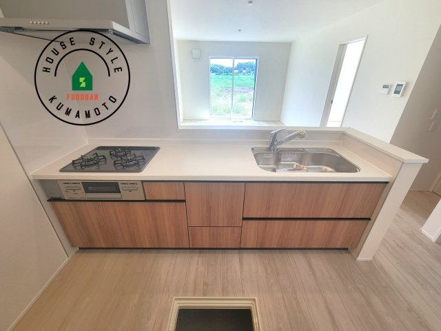 菊池市泗水町吉富第2-4棟（4号棟）のキッチン|ご家族を近くに感じられる対面キッチンのLDK。会話もはずみそうですね。