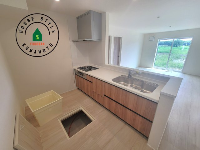 菊池市泗水町吉富第2-4棟（4号棟）のキッチン|ダイニングテーブルへの配膳がラクラク、お料理はかどるカウンター付きシステムキッチン！