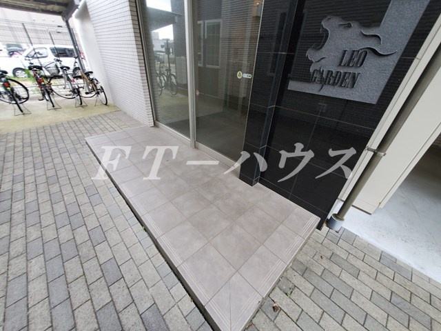 レオ参拾八番館のエントランス