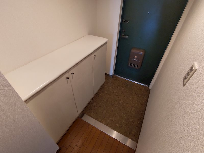 ルネ門戸東西棟の玄関