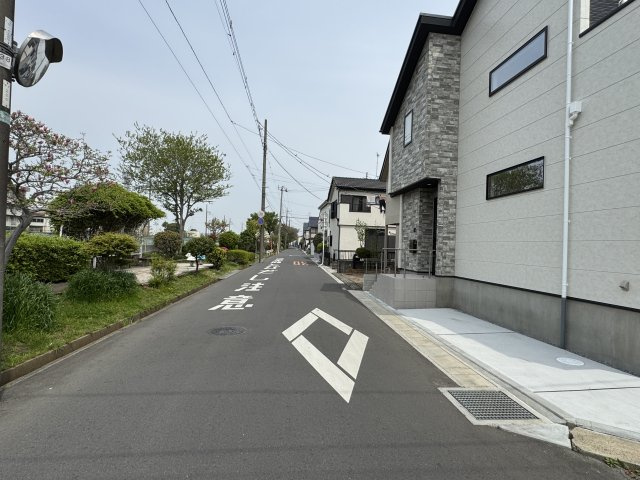 松戸市西馬橋４丁目新築戸建【旭町小学校：3分】の前面道路含む現地写真|西側前面道路・幅員約6ｍ