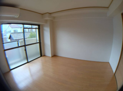 【洋室】 | 三恵上新庄ハイツ | 日当たりの良い洋室です