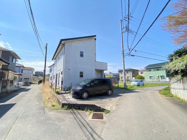土浦市大岩田　中古戸建の前面道路含む現地写真