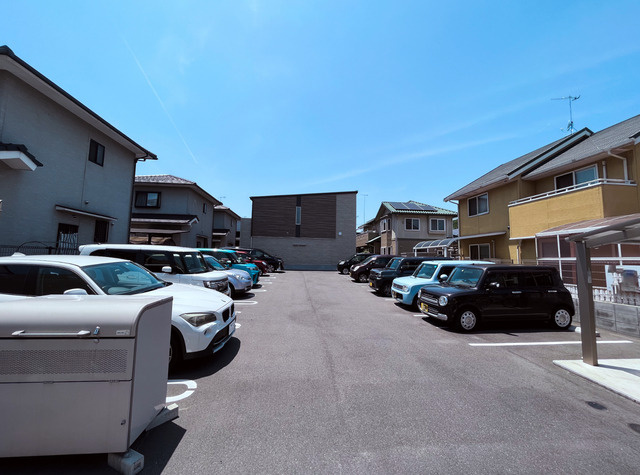 ミラヴィルタス西棟の駐車場