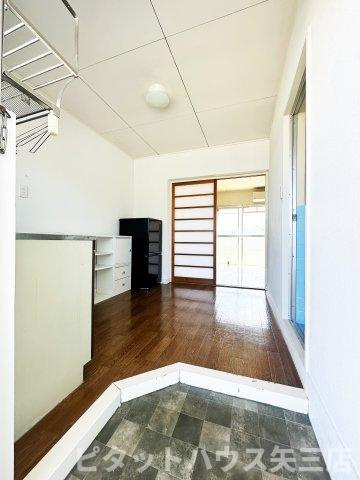 コーポ和修の玄関|収納もある玄関です